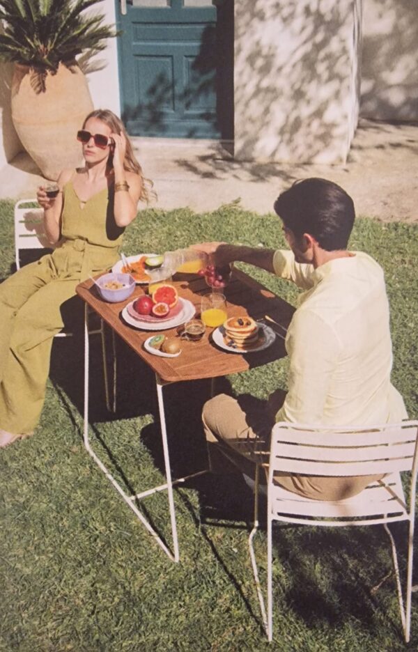 SURPRISING table compact